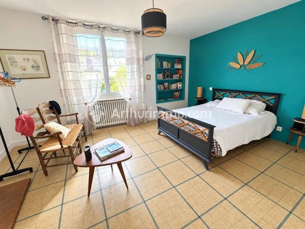 Vente                                                      Maison
                        
                     5 pièces                      203 m2                     à Neuvic