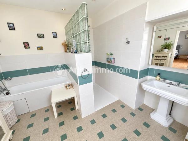 Vente                                                      Maison
                        
                     5 pièces                      203 m2                     à Neuvic