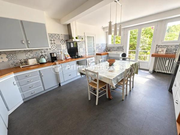 Vente                                                      Maison
                        
                     5 pièces                      203 m2                     à Neuvic