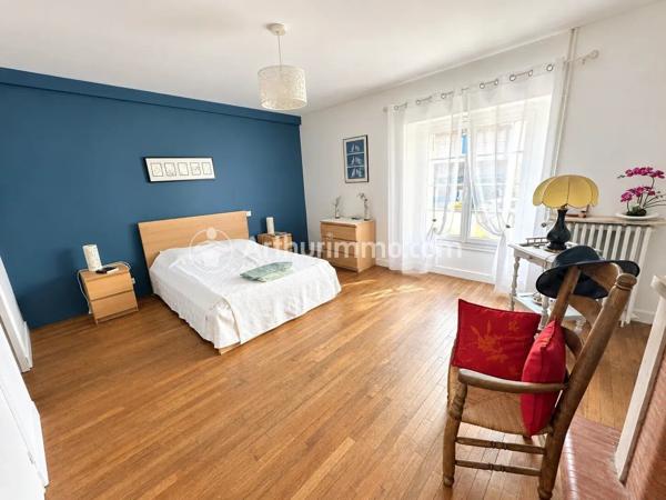 Vente                                                      Maison
                        
                     5 pièces                      203 m2                     à Neuvic