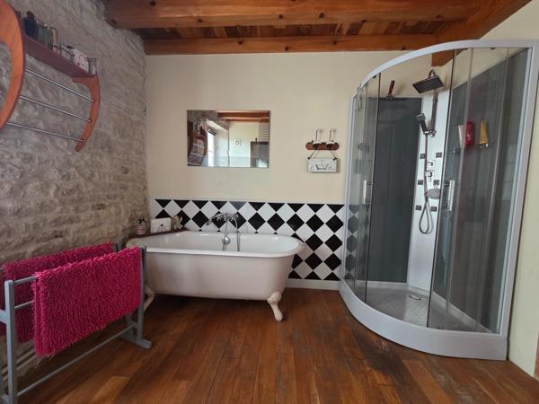 Maison à LOIRE-SUR-NIE, 17470 - 7 pièces 371m²