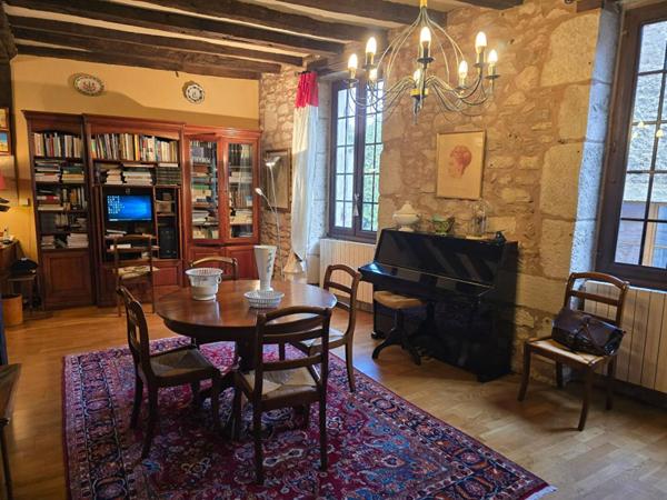 Maison de ville comprenant un duplex d'environ 150 m² et un local commercial de 100 m² , au coeur du centre historique de Périgueux