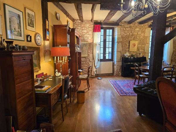 Maison de ville comprenant un duplex d'environ 150 m² et un local commercial de 100 m² , au coeur du centre historique de Périgueux
