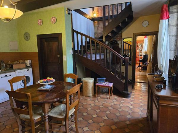 Maison de ville comprenant un duplex d'environ 150 m² et un local commercial de 100 m² , au coeur du centre historique de Périgueux