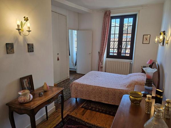 Maison de ville comprenant un duplex d'environ 150 m² et un local commercial de 100 m² , au coeur du centre historique de Périgueux