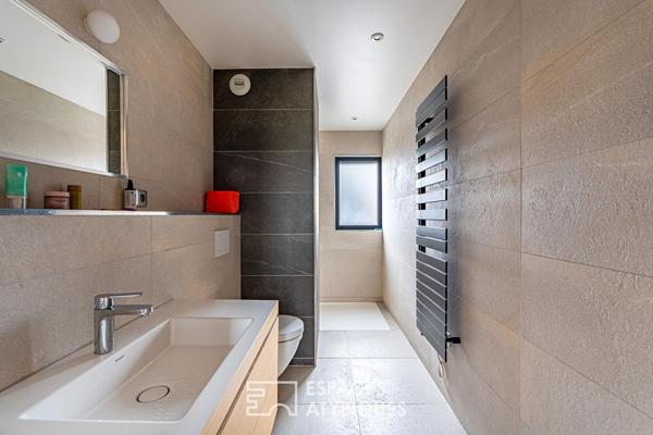 Maison d’architecte contemporaine à l’esprit loft avec jardin