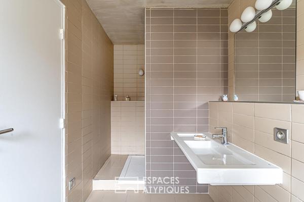 Maison d’architecte contemporaine à l’esprit loft avec jardin