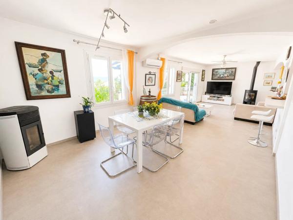 Vente                                                      Maison
                        
                     5 pièces                      120 m2                     à Le Luc
