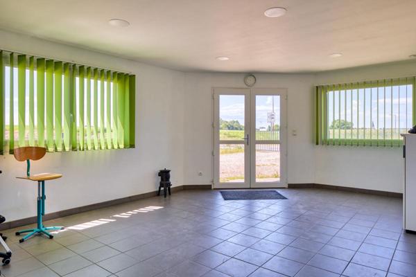 Aux portes d'Etretat : local artisanal/bureau/commerce ou habitation