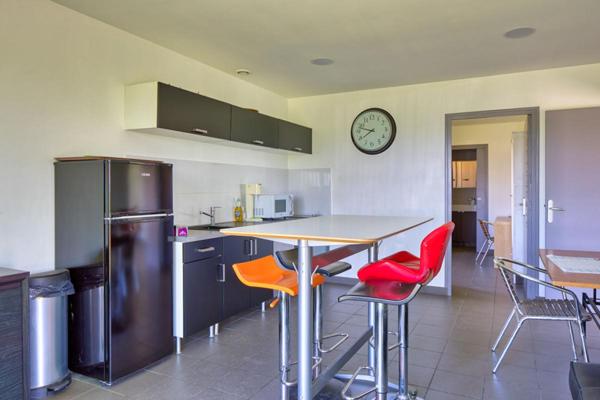 Aux portes d'Etretat : local artisanal/bureau/commerce ou habitation