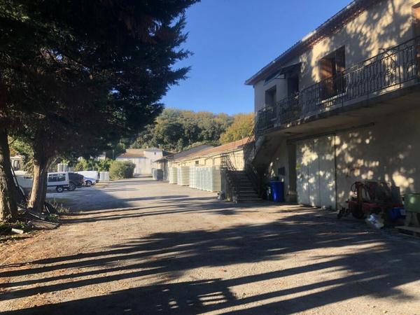 Local Commercial 9 pièces - 745 m²