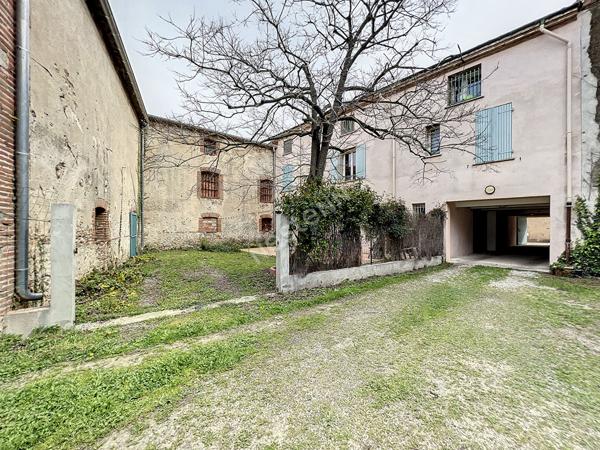 A VENDRE - TOULOUGES - IMMEUBLE LOUE 4 APPARTEMENTS + 2 GRANGES