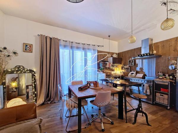 Maison de ville avec local commercial et triplex