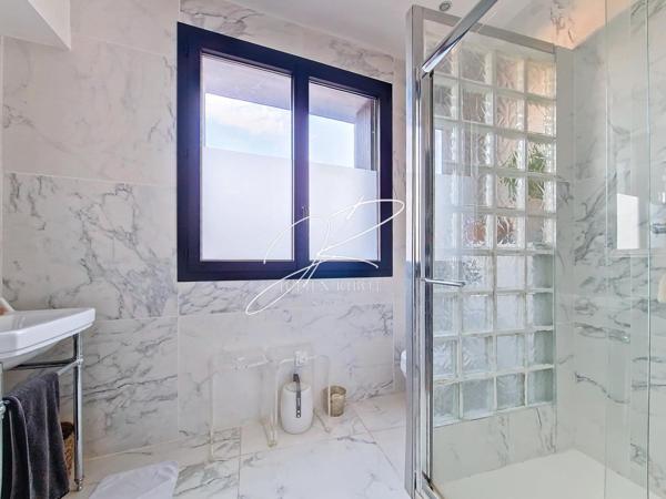 Maison de ville avec local commercial et triplex