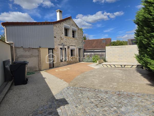 Venez découvrir cette charmante maison de 65 m² habitables (environ 74 m² au sol), édifiée sur une parcelle de 194 m², située sur la commune de Dammartin-sur-Tigeaux, à 5 min de Crecy-la-Chapelle.

Au rez-de-chaussée, l'entrée s'ouvre sur un agréable salon-séjour avec cuisine ouverte entièrement équipée, totalisant une surface d'environ 34 m², créant un espace de vie convivial et fonctionnel. Une buanderie avec WC complète ce niveau.

À l'étage, un palier dessert deux chambres, dont l'une bénéficie d'un grand dressing, ainsi qu'une salle d'eau avec un WC.

À l'extérieur, vous profiterez d'une grande cour permettant de stationner aisément plusieurs véhicules, accessible par un portail électrique. L'espace extérieur, aujourd'hui principalement aménagé en surface minérale, permet également d'imaginer facilement un petit coin jardin, une terrasse ou un espace détente.

La maison est équipée d'une VMC. Concernant la toiture, les rives et les chaînages ont été refaits.

Vous apprécierez également le cachet de la façade en pierre, l'agencement fonctionnel de la maison et ses possibilités de stationnement.

Une maison qui conviendra aussi bien pour une résidence principale que pour un premier achat ou un investissement locatif.