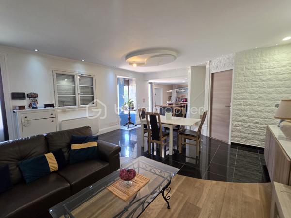 Venez découvrir cette charmante maison de 65 m² habitables (environ 74 m² au sol), édifiée sur une parcelle de 194 m², située sur la commune de Dammartin-sur-Tigeaux, à 5 min de Crecy-la-Chapelle.

Au rez-de-chaussée, l'entrée s'ouvre sur un agréable salon-séjour avec cuisine ouverte entièrement équipée, totalisant une surface d'environ 34 m², créant un espace de vie convivial et fonctionnel. Une buanderie avec WC complète ce niveau.

À l'étage, un palier dessert deux chambres, dont l'une bénéficie d'un grand dressing, ainsi qu'une salle d'eau avec un WC.

À l'extérieur, vous profiterez d'une grande cour permettant de stationner aisément plusieurs véhicules, accessible par un portail électrique. L'espace extérieur, aujourd'hui principalement aménagé en surface minérale, permet également d'imaginer facilement un petit coin jardin, une terrasse ou un espace détente.

La maison est équipée d'une VMC. Concernant la toiture, les rives et les chaînages ont été refaits.

Vous apprécierez également le cachet de la façade en pierre, l'agencement fonctionnel de la maison et ses possibilités de stationnement.

Une maison qui conviendra aussi bien pour une résidence principale que pour un premier achat ou un investissement locatif.