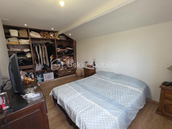 Venez découvrir cette charmante maison de 65 m² habitables (environ 74 m² au sol), édifiée sur une parcelle de 194 m², située sur la commune de Dammartin-sur-Tigeaux, à 5 min de Crecy-la-Chapelle.

Au rez-de-chaussée, l'entrée s'ouvre sur un agréable salon-séjour avec cuisine ouverte entièrement équipée, totalisant une surface d'environ 34 m², créant un espace de vie convivial et fonctionnel. Une buanderie avec WC complète ce niveau.

À l'étage, un palier dessert deux chambres, dont l'une bénéficie d'un grand dressing, ainsi qu'une salle d'eau avec un WC.

À l'extérieur, vous profiterez d'une grande cour permettant de stationner aisément plusieurs véhicules, accessible par un portail électrique. L'espace extérieur, aujourd'hui principalement aménagé en surface minérale, permet également d'imaginer facilement un petit coin jardin, une terrasse ou un espace détente.

La maison est équipée d'une VMC. Concernant la toiture, les rives et les chaînages ont été refaits.

Vous apprécierez également le cachet de la façade en pierre, l'agencement fonctionnel de la maison et ses possibilités de stationnement.

Une maison qui conviendra aussi bien pour une résidence principale que pour un premier achat ou un investissement locatif.