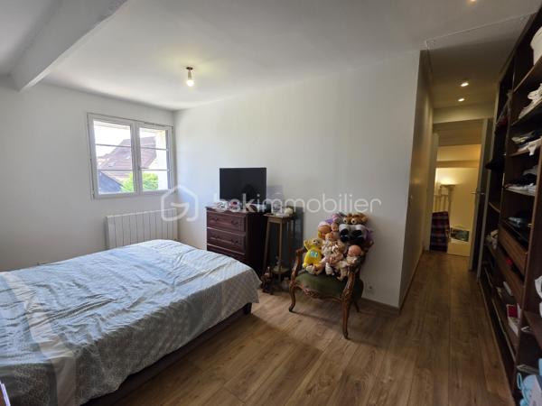 Venez découvrir cette charmante maison de 65 m² habitables (environ 74 m² au sol), édifiée sur une parcelle de 194 m², située sur la commune de Dammartin-sur-Tigeaux, à 5 min de Crecy-la-Chapelle.

Au rez-de-chaussée, l'entrée s'ouvre sur un agréable salon-séjour avec cuisine ouverte entièrement équipée, totalisant une surface d'environ 34 m², créant un espace de vie convivial et fonctionnel. Une buanderie avec WC complète ce niveau.

À l'étage, un palier dessert deux chambres, dont l'une bénéficie d'un grand dressing, ainsi qu'une salle d'eau avec un WC.

À l'extérieur, vous profiterez d'une grande cour permettant de stationner aisément plusieurs véhicules, accessible par un portail électrique. L'espace extérieur, aujourd'hui principalement aménagé en surface minérale, permet également d'imaginer facilement un petit coin jardin, une terrasse ou un espace détente.

La maison est équipée d'une VMC. Concernant la toiture, les rives et les chaînages ont été refaits.

Vous apprécierez également le cachet de la façade en pierre, l'agencement fonctionnel de la maison et ses possibilités de stationnement.

Une maison qui conviendra aussi bien pour une résidence principale que pour un premier achat ou un investissement locatif.