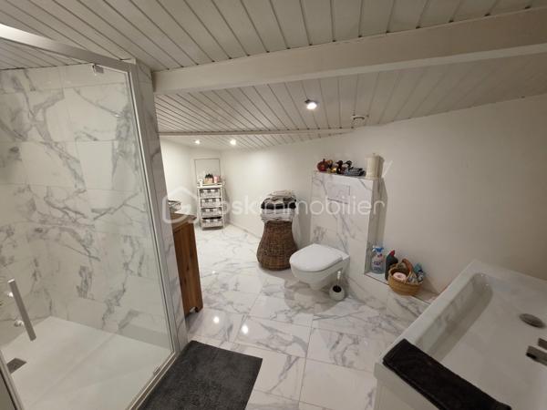 Venez découvrir cette charmante maison de 65 m² habitables (environ 74 m² au sol), édifiée sur une parcelle de 194 m², située sur la commune de Dammartin-sur-Tigeaux, à 5 min de Crecy-la-Chapelle.

Au rez-de-chaussée, l'entrée s'ouvre sur un agréable salon-séjour avec cuisine ouverte entièrement équipée, totalisant une surface d'environ 34 m², créant un espace de vie convivial et fonctionnel. Une buanderie avec WC complète ce niveau.

À l'étage, un palier dessert deux chambres, dont l'une bénéficie d'un grand dressing, ainsi qu'une salle d'eau avec un WC.

À l'extérieur, vous profiterez d'une grande cour permettant de stationner aisément plusieurs véhicules, accessible par un portail électrique. L'espace extérieur, aujourd'hui principalement aménagé en surface minérale, permet également d'imaginer facilement un petit coin jardin, une terrasse ou un espace détente.

La maison est équipée d'une VMC. Concernant la toiture, les rives et les chaînages ont été refaits.

Vous apprécierez également le cachet de la façade en pierre, l'agencement fonctionnel de la maison et ses possibilités de stationnement.

Une maison qui conviendra aussi bien pour une résidence principale que pour un premier achat ou un investissement locatif.