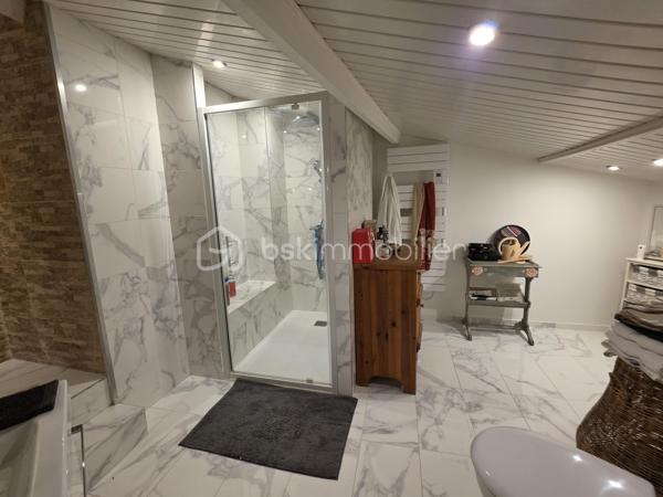 Venez découvrir cette charmante maison de 65 m² habitables (environ 74 m² au sol), édifiée sur une parcelle de 194 m², située sur la commune de Dammartin-sur-Tigeaux, à 5 min de Crecy-la-Chapelle.

Au rez-de-chaussée, l'entrée s'ouvre sur un agréable salon-séjour avec cuisine ouverte entièrement équipée, totalisant une surface d'environ 34 m², créant un espace de vie convivial et fonctionnel. Une buanderie avec WC complète ce niveau.

À l'étage, un palier dessert deux chambres, dont l'une bénéficie d'un grand dressing, ainsi qu'une salle d'eau avec un WC.

À l'extérieur, vous profiterez d'une grande cour permettant de stationner aisément plusieurs véhicules, accessible par un portail électrique. L'espace extérieur, aujourd'hui principalement aménagé en surface minérale, permet également d'imaginer facilement un petit coin jardin, une terrasse ou un espace détente.

La maison est équipée d'une VMC. Concernant la toiture, les rives et les chaînages ont été refaits.

Vous apprécierez également le cachet de la façade en pierre, l'agencement fonctionnel de la maison et ses possibilités de stationnement.

Une maison qui conviendra aussi bien pour une résidence principale que pour un premier achat ou un investissement locatif.