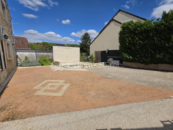 Venez découvrir cette charmante maison de 65 m² habitables (environ 74 m² au sol), édifiée sur une parcelle de 194 m², située sur la commune de Dammartin-sur-Tigeaux, à 5 min de Crecy-la-Chapelle.

Au rez-de-chaussée, l'entrée s'ouvre sur un agréable salon-séjour avec cuisine ouverte entièrement équipée, totalisant une surface d'environ 34 m², créant un espace de vie convivial et fonctionnel. Une buanderie avec WC complète ce niveau.

À l'étage, un palier dessert deux chambres, dont l'une bénéficie d'un grand dressing, ainsi qu'une salle d'eau avec un WC.

À l'extérieur, vous profiterez d'une grande cour permettant de stationner aisément plusieurs véhicules, accessible par un portail électrique. L'espace extérieur, aujourd'hui principalement aménagé en surface minérale, permet également d'imaginer facilement un petit coin jardin, une terrasse ou un espace détente.

La maison est équipée d'une VMC. Concernant la toiture, les rives et les chaînages ont été refaits.

Vous apprécierez également le cachet de la façade en pierre, l'agencement fonctionnel de la maison et ses possibilités de stationnement.

Une maison qui conviendra aussi bien pour une résidence principale que pour un premier achat ou un investissement locatif.