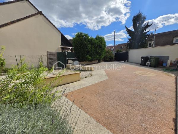 Venez découvrir cette charmante maison de 65 m² habitables (environ 74 m² au sol), édifiée sur une parcelle de 194 m², située sur la commune de Dammartin-sur-Tigeaux, à 5 min de Crecy-la-Chapelle.

Au rez-de-chaussée, l'entrée s'ouvre sur un agréable salon-séjour avec cuisine ouverte entièrement équipée, totalisant une surface d'environ 34 m², créant un espace de vie convivial et fonctionnel. Une buanderie avec WC complète ce niveau.

À l'étage, un palier dessert deux chambres, dont l'une bénéficie d'un grand dressing, ainsi qu'une salle d'eau avec un WC.

À l'extérieur, vous profiterez d'une grande cour permettant de stationner aisément plusieurs véhicules, accessible par un portail électrique. L'espace extérieur, aujourd'hui principalement aménagé en surface minérale, permet également d'imaginer facilement un petit coin jardin, une terrasse ou un espace détente.

La maison est équipée d'une VMC. Concernant la toiture, les rives et les chaînages ont été refaits.

Vous apprécierez également le cachet de la façade en pierre, l'agencement fonctionnel de la maison et ses possibilités de stationnement.

Une maison qui conviendra aussi bien pour une résidence principale que pour un premier achat ou un investissement locatif.