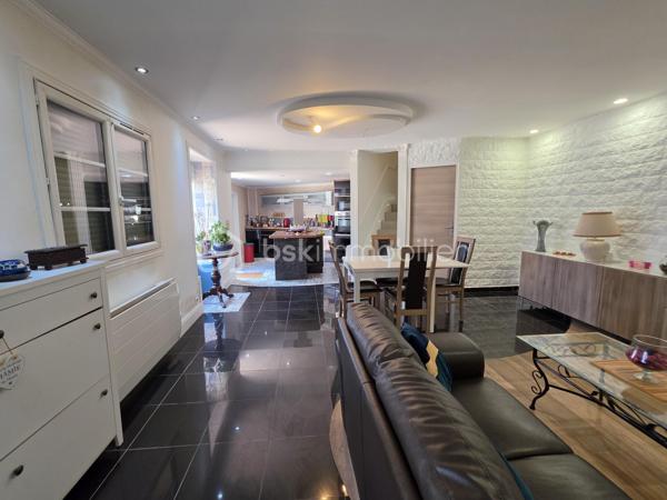 Venez découvrir cette charmante maison de 65 m² habitables (environ 74 m² au sol), édifiée sur une parcelle de 194 m², située sur la commune de Dammartin-sur-Tigeaux, à 5 min de Crecy-la-Chapelle.

Au rez-de-chaussée, l'entrée s'ouvre sur un agréable salon-séjour avec cuisine ouverte entièrement équipée, totalisant une surface d'environ 34 m², créant un espace de vie convivial et fonctionnel. Une buanderie avec WC complète ce niveau.

À l'étage, un palier dessert deux chambres, dont l'une bénéficie d'un grand dressing, ainsi qu'une salle d'eau avec un WC.

À l'extérieur, vous profiterez d'une grande cour permettant de stationner aisément plusieurs véhicules, accessible par un portail électrique. L'espace extérieur, aujourd'hui principalement aménagé en surface minérale, permet également d'imaginer facilement un petit coin jardin, une terrasse ou un espace détente.

La maison est équipée d'une VMC. Concernant la toiture, les rives et les chaînages ont été refaits.

Vous apprécierez également le cachet de la façade en pierre, l'agencement fonctionnel de la maison et ses possibilités de stationnement.

Une maison qui conviendra aussi bien pour une résidence principale que pour un premier achat ou un investissement locatif.