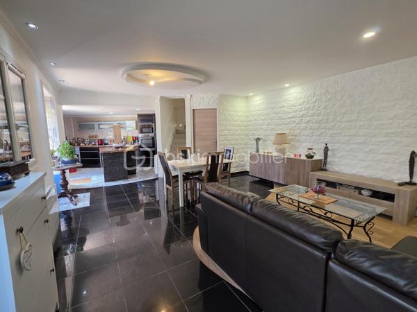 Venez découvrir cette charmante maison de 65 m² habitables (environ 74 m² au sol), édifiée sur une parcelle de 194 m², située sur la commune de Dammartin-sur-Tigeaux, à 5 min de Crecy-la-Chapelle.

Au rez-de-chaussée, l'entrée s'ouvre sur un agréable salon-séjour avec cuisine ouverte entièrement équipée, totalisant une surface d'environ 34 m², créant un espace de vie convivial et fonctionnel. Une buanderie avec WC complète ce niveau.

À l'étage, un palier dessert deux chambres, dont l'une bénéficie d'un grand dressing, ainsi qu'une salle d'eau avec un WC.

À l'extérieur, vous profiterez d'une grande cour permettant de stationner aisément plusieurs véhicules, accessible par un portail électrique. L'espace extérieur, aujourd'hui principalement aménagé en surface minérale, permet également d'imaginer facilement un petit coin jardin, une terrasse ou un espace détente.

La maison est équipée d'une VMC. Concernant la toiture, les rives et les chaînages ont été refaits.

Vous apprécierez également le cachet de la façade en pierre, l'agencement fonctionnel de la maison et ses possibilités de stationnement.

Une maison qui conviendra aussi bien pour une résidence principale que pour un premier achat ou un investissement locatif.