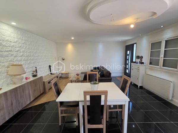 Venez découvrir cette charmante maison de 65 m² habitables (environ 74 m² au sol), édifiée sur une parcelle de 194 m², située sur la commune de Dammartin-sur-Tigeaux, à 5 min de Crecy-la-Chapelle.

Au rez-de-chaussée, l'entrée s'ouvre sur un agréable salon-séjour avec cuisine ouverte entièrement équipée, totalisant une surface d'environ 34 m², créant un espace de vie convivial et fonctionnel. Une buanderie avec WC complète ce niveau.

À l'étage, un palier dessert deux chambres, dont l'une bénéficie d'un grand dressing, ainsi qu'une salle d'eau avec un WC.

À l'extérieur, vous profiterez d'une grande cour permettant de stationner aisément plusieurs véhicules, accessible par un portail électrique. L'espace extérieur, aujourd'hui principalement aménagé en surface minérale, permet également d'imaginer facilement un petit coin jardin, une terrasse ou un espace détente.

La maison est équipée d'une VMC. Concernant la toiture, les rives et les chaînages ont été refaits.

Vous apprécierez également le cachet de la façade en pierre, l'agencement fonctionnel de la maison et ses possibilités de stationnement.

Une maison qui conviendra aussi bien pour une résidence principale que pour un premier achat ou un investissement locatif.