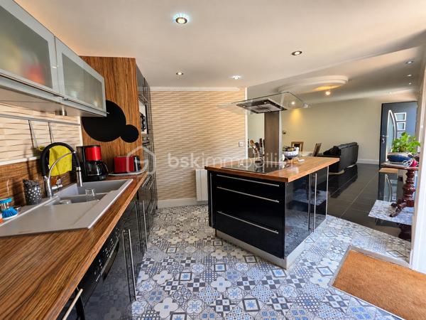 Venez découvrir cette charmante maison de 65 m² habitables (environ 74 m² au sol), édifiée sur une parcelle de 194 m², située sur la commune de Dammartin-sur-Tigeaux, à 5 min de Crecy-la-Chapelle.

Au rez-de-chaussée, l'entrée s'ouvre sur un agréable salon-séjour avec cuisine ouverte entièrement équipée, totalisant une surface d'environ 34 m², créant un espace de vie convivial et fonctionnel. Une buanderie avec WC complète ce niveau.

À l'étage, un palier dessert deux chambres, dont l'une bénéficie d'un grand dressing, ainsi qu'une salle d'eau avec un WC.

À l'extérieur, vous profiterez d'une grande cour permettant de stationner aisément plusieurs véhicules, accessible par un portail électrique. L'espace extérieur, aujourd'hui principalement aménagé en surface minérale, permet également d'imaginer facilement un petit coin jardin, une terrasse ou un espace détente.

La maison est équipée d'une VMC. Concernant la toiture, les rives et les chaînages ont été refaits.

Vous apprécierez également le cachet de la façade en pierre, l'agencement fonctionnel de la maison et ses possibilités de stationnement.

Une maison qui conviendra aussi bien pour une résidence principale que pour un premier achat ou un investissement locatif.