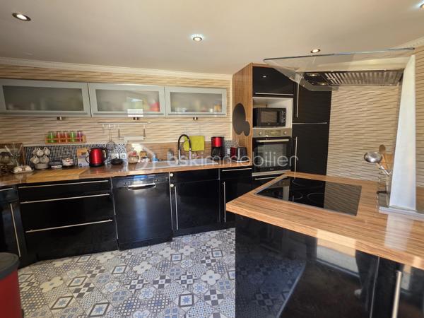 Venez découvrir cette charmante maison de 65 m² habitables (environ 74 m² au sol), édifiée sur une parcelle de 194 m², située sur la commune de Dammartin-sur-Tigeaux, à 5 min de Crecy-la-Chapelle.

Au rez-de-chaussée, l'entrée s'ouvre sur un agréable salon-séjour avec cuisine ouverte entièrement équipée, totalisant une surface d'environ 34 m², créant un espace de vie convivial et fonctionnel. Une buanderie avec WC complète ce niveau.

À l'étage, un palier dessert deux chambres, dont l'une bénéficie d'un grand dressing, ainsi qu'une salle d'eau avec un WC.

À l'extérieur, vous profiterez d'une grande cour permettant de stationner aisément plusieurs véhicules, accessible par un portail électrique. L'espace extérieur, aujourd'hui principalement aménagé en surface minérale, permet également d'imaginer facilement un petit coin jardin, une terrasse ou un espace détente.

La maison est équipée d'une VMC. Concernant la toiture, les rives et les chaînages ont été refaits.

Vous apprécierez également le cachet de la façade en pierre, l'agencement fonctionnel de la maison et ses possibilités de stationnement.

Une maison qui conviendra aussi bien pour une résidence principale que pour un premier achat ou un investissement locatif.