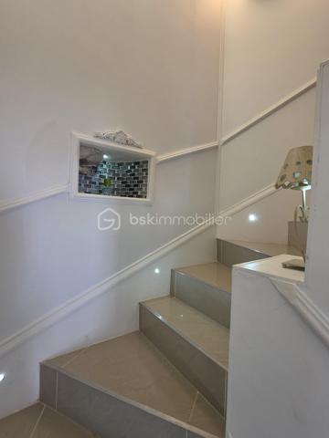 Venez découvrir cette charmante maison de 65 m² habitables (environ 74 m² au sol), édifiée sur une parcelle de 194 m², située sur la commune de Dammartin-sur-Tigeaux, à 5 min de Crecy-la-Chapelle.

Au rez-de-chaussée, l'entrée s'ouvre sur un agréable salon-séjour avec cuisine ouverte entièrement équipée, totalisant une surface d'environ 34 m², créant un espace de vie convivial et fonctionnel. Une buanderie avec WC complète ce niveau.

À l'étage, un palier dessert deux chambres, dont l'une bénéficie d'un grand dressing, ainsi qu'une salle d'eau avec un WC.

À l'extérieur, vous profiterez d'une grande cour permettant de stationner aisément plusieurs véhicules, accessible par un portail électrique. L'espace extérieur, aujourd'hui principalement aménagé en surface minérale, permet également d'imaginer facilement un petit coin jardin, une terrasse ou un espace détente.

La maison est équipée d'une VMC. Concernant la toiture, les rives et les chaînages ont été refaits.

Vous apprécierez également le cachet de la façade en pierre, l'agencement fonctionnel de la maison et ses possibilités de stationnement.

Une maison qui conviendra aussi bien pour une résidence principale que pour un premier achat ou un investissement locatif.
