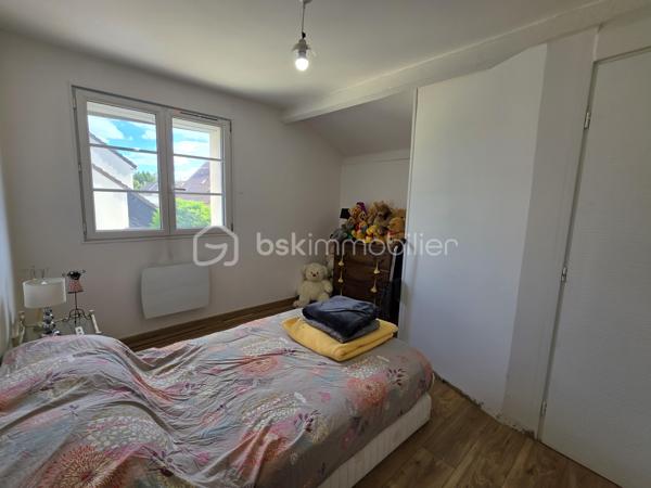 Venez découvrir cette charmante maison de 65 m² habitables (environ 74 m² au sol), édifiée sur une parcelle de 194 m², située sur la commune de Dammartin-sur-Tigeaux, à 5 min de Crecy-la-Chapelle.

Au rez-de-chaussée, l'entrée s'ouvre sur un agréable salon-séjour avec cuisine ouverte entièrement équipée, totalisant une surface d'environ 34 m², créant un espace de vie convivial et fonctionnel. Une buanderie avec WC complète ce niveau.

À l'étage, un palier dessert deux chambres, dont l'une bénéficie d'un grand dressing, ainsi qu'une salle d'eau avec un WC.

À l'extérieur, vous profiterez d'une grande cour permettant de stationner aisément plusieurs véhicules, accessible par un portail électrique. L'espace extérieur, aujourd'hui principalement aménagé en surface minérale, permet également d'imaginer facilement un petit coin jardin, une terrasse ou un espace détente.

La maison est équipée d'une VMC. Concernant la toiture, les rives et les chaînages ont été refaits.

Vous apprécierez également le cachet de la façade en pierre, l'agencement fonctionnel de la maison et ses possibilités de stationnement.

Une maison qui conviendra aussi bien pour une résidence principale que pour un premier achat ou un investissement locatif.