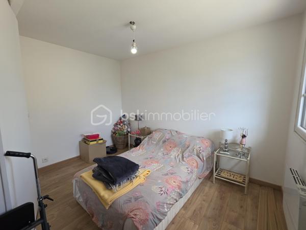 Venez découvrir cette charmante maison de 65 m² habitables (environ 74 m² au sol), édifiée sur une parcelle de 194 m², située sur la commune de Dammartin-sur-Tigeaux, à 5 min de Crecy-la-Chapelle.

Au rez-de-chaussée, l'entrée s'ouvre sur un agréable salon-séjour avec cuisine ouverte entièrement équipée, totalisant une surface d'environ 34 m², créant un espace de vie convivial et fonctionnel. Une buanderie avec WC complète ce niveau.

À l'étage, un palier dessert deux chambres, dont l'une bénéficie d'un grand dressing, ainsi qu'une salle d'eau avec un WC.

À l'extérieur, vous profiterez d'une grande cour permettant de stationner aisément plusieurs véhicules, accessible par un portail électrique. L'espace extérieur, aujourd'hui principalement aménagé en surface minérale, permet également d'imaginer facilement un petit coin jardin, une terrasse ou un espace détente.

La maison est équipée d'une VMC. Concernant la toiture, les rives et les chaînages ont été refaits.

Vous apprécierez également le cachet de la façade en pierre, l'agencement fonctionnel de la maison et ses possibilités de stationnement.

Une maison qui conviendra aussi bien pour une résidence principale que pour un premier achat ou un investissement locatif.