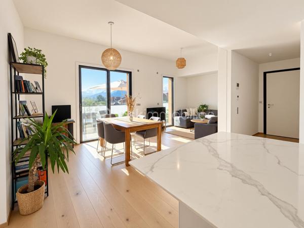 EXCLUSIVITÉ — ANNECY APPARTEMENT ATTIQUE DE PRESTIGE AVEC TERRASSE DE 65 M²

Un bien rare et exclusif, situé à ANNECY au dernier étage, offrant des prestations haut de gamme, une luminosité exceptionnelle et une vue dégagée sur les toits et les montagnes.

Situé au 5ᵉ et dernier étage avec ascenseur d’une résidence récente construite en 2022, cet appartement attique de 70 m² conjugue élégance, confort et intimité.

Dès l’entrée, vous serez séduit par la qualité des matériaux et des finitions, les volumes harmonieux et la luminosité naturelle qui caractérisent ce bien.

La pièce de vie de 33 m² réunit une cuisine ouverte sur le salon, dans un esprit contemporain et convivial. De grandes baies vitrées dans toutes les pièces ouvrent directement sur une exceptionnelle terrasse de 65 m², véritable prolongement de l’appartement.

L’espace nuit comprend deux chambres de 13,5m2 et de 10,5m2, une salle de bains avec baignoire et des toilettes séparés. Une buanderie ajoute une touche pratique et fonctionnelle à ce bel appartement.

UNE TERRASSE EXCEPTIONNELLE

Véritable atout de cet appartement attique, la terrasse de 65 m² offre un espace extérieur rare et privilégié.

Grâce aux grandes baies vitrées, chaque pièce bénéficie d’un accès direct à l’extérieur et d’une belle ouverture sur la vue dégagée sur les toits et les montagnes.

CALME, LUMINOSITÉ ET DERNIER ÉTAGE

Traversant et baigné de lumière, cet appartement bénéficie d’une atmosphère particulièrement agréable et préservée.

Sa position en dernier étage, son caractère attique et son environnement calme lui confèrent une sensation unique d’intimité et d’espace.

Un garage privatif en sous-sol complète ce bien.

UNE VISITE S’IMPOSE

Vous recherchez un appartement attique rare, élégant et lumineux, bénéficiant d’un extérieur exceptionnel et d’une vue dégagée sur les montagnes ?

Contactez-moi dès aujourd’hui pour obtenir davantage d’informations et organiser une visite privée. Un bien d’exception à découvrir sans tarder.