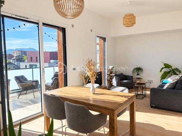 EXCLUSIVITÉ — ANNECY APPARTEMENT ATTIQUE DE PRESTIGE AVEC TERRASSE DE 65 M²

Un bien rare et exclusif, situé à ANNECY au dernier étage, offrant des prestations haut de gamme, une luminosité exceptionnelle et une vue dégagée sur les toits et les montagnes.

Situé au 5ᵉ et dernier étage avec ascenseur d’une résidence récente construite en 2022, cet appartement attique de 70 m² conjugue élégance, confort et intimité.

Dès l’entrée, vous serez séduit par la qualité des matériaux et des finitions, les volumes harmonieux et la luminosité naturelle qui caractérisent ce bien.

La pièce de vie de 33 m² réunit une cuisine ouverte sur le salon, dans un esprit contemporain et convivial. De grandes baies vitrées dans toutes les pièces ouvrent directement sur une exceptionnelle terrasse de 65 m², véritable prolongement de l’appartement.

L’espace nuit comprend deux chambres de 13,5m2 et de 10,5m2, une salle de bains avec baignoire et des toilettes séparés. Une buanderie ajoute une touche pratique et fonctionnelle à ce bel appartement.

UNE TERRASSE EXCEPTIONNELLE

Véritable atout de cet appartement attique, la terrasse de 65 m² offre un espace extérieur rare et privilégié.

Grâce aux grandes baies vitrées, chaque pièce bénéficie d’un accès direct à l’extérieur et d’une belle ouverture sur la vue dégagée sur les toits et les montagnes.

CALME, LUMINOSITÉ ET DERNIER ÉTAGE

Traversant et baigné de lumière, cet appartement bénéficie d’une atmosphère particulièrement agréable et préservée.

Sa position en dernier étage, son caractère attique et son environnement calme lui confèrent une sensation unique d’intimité et d’espace.

Un garage privatif en sous-sol complète ce bien.

UNE VISITE S’IMPOSE

Vous recherchez un appartement attique rare, élégant et lumineux, bénéficiant d’un extérieur exceptionnel et d’une vue dégagée sur les montagnes ?

Contactez-moi dès aujourd’hui pour obtenir davantage d’informations et organiser une visite privée. Un bien d’exception à découvrir sans tarder.