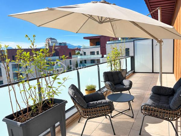 EXCLUSIVITÉ — ANNECY APPARTEMENT ATTIQUE DE PRESTIGE AVEC TERRASSE DE 65 M²

Un bien rare et exclusif, situé à ANNECY au dernier étage, offrant des prestations haut de gamme, une luminosité exceptionnelle et une vue dégagée sur les toits et les montagnes.

Situé au 5ᵉ et dernier étage avec ascenseur d’une résidence récente construite en 2022, cet appartement attique de 70 m² conjugue élégance, confort et intimité.

Dès l’entrée, vous serez séduit par la qualité des matériaux et des finitions, les volumes harmonieux et la luminosité naturelle qui caractérisent ce bien.

La pièce de vie de 33 m² réunit une cuisine ouverte sur le salon, dans un esprit contemporain et convivial. De grandes baies vitrées dans toutes les pièces ouvrent directement sur une exceptionnelle terrasse de 65 m², véritable prolongement de l’appartement.

L’espace nuit comprend deux chambres de 13,5m2 et de 10,5m2, une salle de bains avec baignoire et des toilettes séparés. Une buanderie ajoute une touche pratique et fonctionnelle à ce bel appartement.

UNE TERRASSE EXCEPTIONNELLE

Véritable atout de cet appartement attique, la terrasse de 65 m² offre un espace extérieur rare et privilégié.

Grâce aux grandes baies vitrées, chaque pièce bénéficie d’un accès direct à l’extérieur et d’une belle ouverture sur la vue dégagée sur les toits et les montagnes.

CALME, LUMINOSITÉ ET DERNIER ÉTAGE

Traversant et baigné de lumière, cet appartement bénéficie d’une atmosphère particulièrement agréable et préservée.

Sa position en dernier étage, son caractère attique et son environnement calme lui confèrent une sensation unique d’intimité et d’espace.

Un garage privatif en sous-sol complète ce bien.

UNE VISITE S’IMPOSE

Vous recherchez un appartement attique rare, élégant et lumineux, bénéficiant d’un extérieur exceptionnel et d’une vue dégagée sur les montagnes ?

Contactez-moi dès aujourd’hui pour obtenir davantage d’informations et organiser une visite privée. Un bien d’exception à découvrir sans tarder.