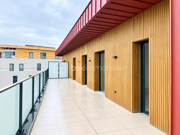 EXCLUSIVITÉ — ANNECY APPARTEMENT ATTIQUE DE PRESTIGE AVEC TERRASSE DE 65 M²

Un bien rare et exclusif, situé à ANNECY au dernier étage, offrant des prestations haut de gamme, une luminosité exceptionnelle et une vue dégagée sur les toits et les montagnes.

Situé au 5ᵉ et dernier étage avec ascenseur d’une résidence récente construite en 2022, cet appartement attique de 70 m² conjugue élégance, confort et intimité.

Dès l’entrée, vous serez séduit par la qualité des matériaux et des finitions, les volumes harmonieux et la luminosité naturelle qui caractérisent ce bien.

La pièce de vie de 33 m² réunit une cuisine ouverte sur le salon, dans un esprit contemporain et convivial. De grandes baies vitrées dans toutes les pièces ouvrent directement sur une exceptionnelle terrasse de 65 m², véritable prolongement de l’appartement.

L’espace nuit comprend deux chambres de 13,5m2 et de 10,5m2, une salle de bains avec baignoire et des toilettes séparés. Une buanderie ajoute une touche pratique et fonctionnelle à ce bel appartement.

UNE TERRASSE EXCEPTIONNELLE

Véritable atout de cet appartement attique, la terrasse de 65 m² offre un espace extérieur rare et privilégié.

Grâce aux grandes baies vitrées, chaque pièce bénéficie d’un accès direct à l’extérieur et d’une belle ouverture sur la vue dégagée sur les toits et les montagnes.

CALME, LUMINOSITÉ ET DERNIER ÉTAGE

Traversant et baigné de lumière, cet appartement bénéficie d’une atmosphère particulièrement agréable et préservée.

Sa position en dernier étage, son caractère attique et son environnement calme lui confèrent une sensation unique d’intimité et d’espace.

Un garage privatif en sous-sol complète ce bien.

UNE VISITE S’IMPOSE

Vous recherchez un appartement attique rare, élégant et lumineux, bénéficiant d’un extérieur exceptionnel et d’une vue dégagée sur les montagnes ?

Contactez-moi dès aujourd’hui pour obtenir davantage d’informations et organiser une visite privée. Un bien d’exception à découvrir sans tarder.