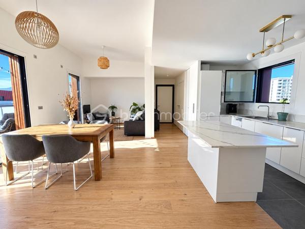 EXCLUSIVITÉ — ANNECY APPARTEMENT ATTIQUE DE PRESTIGE AVEC TERRASSE DE 65 M²

Un bien rare et exclusif, situé à ANNECY au dernier étage, offrant des prestations haut de gamme, une luminosité exceptionnelle et une vue dégagée sur les toits et les montagnes.

Situé au 5ᵉ et dernier étage avec ascenseur d’une résidence récente construite en 2022, cet appartement attique de 70 m² conjugue élégance, confort et intimité.

Dès l’entrée, vous serez séduit par la qualité des matériaux et des finitions, les volumes harmonieux et la luminosité naturelle qui caractérisent ce bien.

La pièce de vie de 33 m² réunit une cuisine ouverte sur le salon, dans un esprit contemporain et convivial. De grandes baies vitrées dans toutes les pièces ouvrent directement sur une exceptionnelle terrasse de 65 m², véritable prolongement de l’appartement.

L’espace nuit comprend deux chambres de 13,5m2 et de 10,5m2, une salle de bains avec baignoire et des toilettes séparés. Une buanderie ajoute une touche pratique et fonctionnelle à ce bel appartement.

UNE TERRASSE EXCEPTIONNELLE

Véritable atout de cet appartement attique, la terrasse de 65 m² offre un espace extérieur rare et privilégié.

Grâce aux grandes baies vitrées, chaque pièce bénéficie d’un accès direct à l’extérieur et d’une belle ouverture sur la vue dégagée sur les toits et les montagnes.

CALME, LUMINOSITÉ ET DERNIER ÉTAGE

Traversant et baigné de lumière, cet appartement bénéficie d’une atmosphère particulièrement agréable et préservée.

Sa position en dernier étage, son caractère attique et son environnement calme lui confèrent une sensation unique d’intimité et d’espace.

Un garage privatif en sous-sol complète ce bien.

UNE VISITE S’IMPOSE

Vous recherchez un appartement attique rare, élégant et lumineux, bénéficiant d’un extérieur exceptionnel et d’une vue dégagée sur les montagnes ?

Contactez-moi dès aujourd’hui pour obtenir davantage d’informations et organiser une visite privée. Un bien d’exception à découvrir sans tarder.