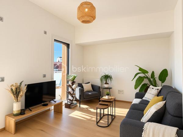 EXCLUSIVITÉ — ANNECY APPARTEMENT ATTIQUE DE PRESTIGE AVEC TERRASSE DE 65 M²

Un bien rare et exclusif, situé à ANNECY au dernier étage, offrant des prestations haut de gamme, une luminosité exceptionnelle et une vue dégagée sur les toits et les montagnes.

Situé au 5ᵉ et dernier étage avec ascenseur d’une résidence récente construite en 2022, cet appartement attique de 70 m² conjugue élégance, confort et intimité.

Dès l’entrée, vous serez séduit par la qualité des matériaux et des finitions, les volumes harmonieux et la luminosité naturelle qui caractérisent ce bien.

La pièce de vie de 33 m² réunit une cuisine ouverte sur le salon, dans un esprit contemporain et convivial. De grandes baies vitrées dans toutes les pièces ouvrent directement sur une exceptionnelle terrasse de 65 m², véritable prolongement de l’appartement.

L’espace nuit comprend deux chambres de 13,5m2 et de 10,5m2, une salle de bains avec baignoire et des toilettes séparés. Une buanderie ajoute une touche pratique et fonctionnelle à ce bel appartement.

UNE TERRASSE EXCEPTIONNELLE

Véritable atout de cet appartement attique, la terrasse de 65 m² offre un espace extérieur rare et privilégié.

Grâce aux grandes baies vitrées, chaque pièce bénéficie d’un accès direct à l’extérieur et d’une belle ouverture sur la vue dégagée sur les toits et les montagnes.

CALME, LUMINOSITÉ ET DERNIER ÉTAGE

Traversant et baigné de lumière, cet appartement bénéficie d’une atmosphère particulièrement agréable et préservée.

Sa position en dernier étage, son caractère attique et son environnement calme lui confèrent une sensation unique d’intimité et d’espace.

Un garage privatif en sous-sol complète ce bien.

UNE VISITE S’IMPOSE

Vous recherchez un appartement attique rare, élégant et lumineux, bénéficiant d’un extérieur exceptionnel et d’une vue dégagée sur les montagnes ?

Contactez-moi dès aujourd’hui pour obtenir davantage d’informations et organiser une visite privée. Un bien d’exception à découvrir sans tarder.