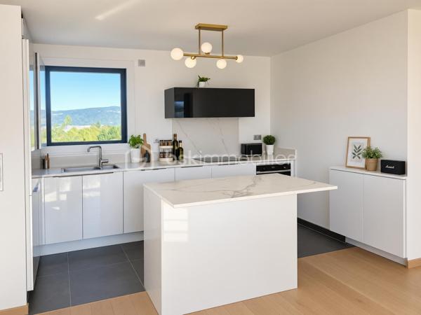 EXCLUSIVITÉ — ANNECY APPARTEMENT ATTIQUE DE PRESTIGE AVEC TERRASSE DE 65 M²

Un bien rare et exclusif, situé à ANNECY au dernier étage, offrant des prestations haut de gamme, une luminosité exceptionnelle et une vue dégagée sur les toits et les montagnes.

Situé au 5ᵉ et dernier étage avec ascenseur d’une résidence récente construite en 2022, cet appartement attique de 70 m² conjugue élégance, confort et intimité.

Dès l’entrée, vous serez séduit par la qualité des matériaux et des finitions, les volumes harmonieux et la luminosité naturelle qui caractérisent ce bien.

La pièce de vie de 33 m² réunit une cuisine ouverte sur le salon, dans un esprit contemporain et convivial. De grandes baies vitrées dans toutes les pièces ouvrent directement sur une exceptionnelle terrasse de 65 m², véritable prolongement de l’appartement.

L’espace nuit comprend deux chambres de 13,5m2 et de 10,5m2, une salle de bains avec baignoire et des toilettes séparés. Une buanderie ajoute une touche pratique et fonctionnelle à ce bel appartement.

UNE TERRASSE EXCEPTIONNELLE

Véritable atout de cet appartement attique, la terrasse de 65 m² offre un espace extérieur rare et privilégié.

Grâce aux grandes baies vitrées, chaque pièce bénéficie d’un accès direct à l’extérieur et d’une belle ouverture sur la vue dégagée sur les toits et les montagnes.

CALME, LUMINOSITÉ ET DERNIER ÉTAGE

Traversant et baigné de lumière, cet appartement bénéficie d’une atmosphère particulièrement agréable et préservée.

Sa position en dernier étage, son caractère attique et son environnement calme lui confèrent une sensation unique d’intimité et d’espace.

Un garage privatif en sous-sol complète ce bien.

UNE VISITE S’IMPOSE

Vous recherchez un appartement attique rare, élégant et lumineux, bénéficiant d’un extérieur exceptionnel et d’une vue dégagée sur les montagnes ?

Contactez-moi dès aujourd’hui pour obtenir davantage d’informations et organiser une visite privée. Un bien d’exception à découvrir sans tarder.