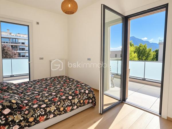 EXCLUSIVITÉ — ANNECY APPARTEMENT ATTIQUE DE PRESTIGE AVEC TERRASSE DE 65 M²

Un bien rare et exclusif, situé à ANNECY au dernier étage, offrant des prestations haut de gamme, une luminosité exceptionnelle et une vue dégagée sur les toits et les montagnes.

Situé au 5ᵉ et dernier étage avec ascenseur d’une résidence récente construite en 2022, cet appartement attique de 70 m² conjugue élégance, confort et intimité.

Dès l’entrée, vous serez séduit par la qualité des matériaux et des finitions, les volumes harmonieux et la luminosité naturelle qui caractérisent ce bien.

La pièce de vie de 33 m² réunit une cuisine ouverte sur le salon, dans un esprit contemporain et convivial. De grandes baies vitrées dans toutes les pièces ouvrent directement sur une exceptionnelle terrasse de 65 m², véritable prolongement de l’appartement.

L’espace nuit comprend deux chambres de 13,5m2 et de 10,5m2, une salle de bains avec baignoire et des toilettes séparés. Une buanderie ajoute une touche pratique et fonctionnelle à ce bel appartement.

UNE TERRASSE EXCEPTIONNELLE

Véritable atout de cet appartement attique, la terrasse de 65 m² offre un espace extérieur rare et privilégié.

Grâce aux grandes baies vitrées, chaque pièce bénéficie d’un accès direct à l’extérieur et d’une belle ouverture sur la vue dégagée sur les toits et les montagnes.

CALME, LUMINOSITÉ ET DERNIER ÉTAGE

Traversant et baigné de lumière, cet appartement bénéficie d’une atmosphère particulièrement agréable et préservée.

Sa position en dernier étage, son caractère attique et son environnement calme lui confèrent une sensation unique d’intimité et d’espace.

Un garage privatif en sous-sol complète ce bien.

UNE VISITE S’IMPOSE

Vous recherchez un appartement attique rare, élégant et lumineux, bénéficiant d’un extérieur exceptionnel et d’une vue dégagée sur les montagnes ?

Contactez-moi dès aujourd’hui pour obtenir davantage d’informations et organiser une visite privée. Un bien d’exception à découvrir sans tarder.