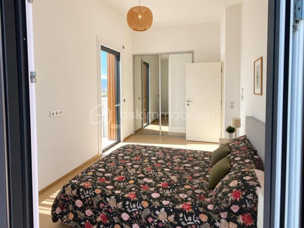 EXCLUSIVITÉ — ANNECY APPARTEMENT ATTIQUE DE PRESTIGE AVEC TERRASSE DE 65 M²

Un bien rare et exclusif, situé à ANNECY au dernier étage, offrant des prestations haut de gamme, une luminosité exceptionnelle et une vue dégagée sur les toits et les montagnes.

Situé au 5ᵉ et dernier étage avec ascenseur d’une résidence récente construite en 2022, cet appartement attique de 70 m² conjugue élégance, confort et intimité.

Dès l’entrée, vous serez séduit par la qualité des matériaux et des finitions, les volumes harmonieux et la luminosité naturelle qui caractérisent ce bien.

La pièce de vie de 33 m² réunit une cuisine ouverte sur le salon, dans un esprit contemporain et convivial. De grandes baies vitrées dans toutes les pièces ouvrent directement sur une exceptionnelle terrasse de 65 m², véritable prolongement de l’appartement.

L’espace nuit comprend deux chambres de 13,5m2 et de 10,5m2, une salle de bains avec baignoire et des toilettes séparés. Une buanderie ajoute une touche pratique et fonctionnelle à ce bel appartement.

UNE TERRASSE EXCEPTIONNELLE

Véritable atout de cet appartement attique, la terrasse de 65 m² offre un espace extérieur rare et privilégié.

Grâce aux grandes baies vitrées, chaque pièce bénéficie d’un accès direct à l’extérieur et d’une belle ouverture sur la vue dégagée sur les toits et les montagnes.

CALME, LUMINOSITÉ ET DERNIER ÉTAGE

Traversant et baigné de lumière, cet appartement bénéficie d’une atmosphère particulièrement agréable et préservée.

Sa position en dernier étage, son caractère attique et son environnement calme lui confèrent une sensation unique d’intimité et d’espace.

Un garage privatif en sous-sol complète ce bien.

UNE VISITE S’IMPOSE

Vous recherchez un appartement attique rare, élégant et lumineux, bénéficiant d’un extérieur exceptionnel et d’une vue dégagée sur les montagnes ?

Contactez-moi dès aujourd’hui pour obtenir davantage d’informations et organiser une visite privée. Un bien d’exception à découvrir sans tarder.