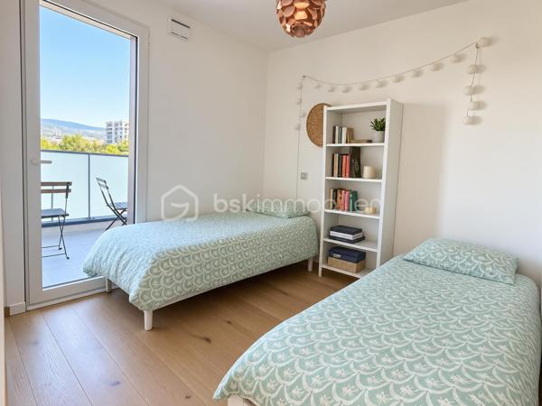 EXCLUSIVITÉ — ANNECY APPARTEMENT ATTIQUE DE PRESTIGE AVEC TERRASSE DE 65 M²

Un bien rare et exclusif, situé à ANNECY au dernier étage, offrant des prestations haut de gamme, une luminosité exceptionnelle et une vue dégagée sur les toits et les montagnes.

Situé au 5ᵉ et dernier étage avec ascenseur d’une résidence récente construite en 2022, cet appartement attique de 70 m² conjugue élégance, confort et intimité.

Dès l’entrée, vous serez séduit par la qualité des matériaux et des finitions, les volumes harmonieux et la luminosité naturelle qui caractérisent ce bien.

La pièce de vie de 33 m² réunit une cuisine ouverte sur le salon, dans un esprit contemporain et convivial. De grandes baies vitrées dans toutes les pièces ouvrent directement sur une exceptionnelle terrasse de 65 m², véritable prolongement de l’appartement.

L’espace nuit comprend deux chambres de 13,5m2 et de 10,5m2, une salle de bains avec baignoire et des toilettes séparés. Une buanderie ajoute une touche pratique et fonctionnelle à ce bel appartement.

UNE TERRASSE EXCEPTIONNELLE

Véritable atout de cet appartement attique, la terrasse de 65 m² offre un espace extérieur rare et privilégié.

Grâce aux grandes baies vitrées, chaque pièce bénéficie d’un accès direct à l’extérieur et d’une belle ouverture sur la vue dégagée sur les toits et les montagnes.

CALME, LUMINOSITÉ ET DERNIER ÉTAGE

Traversant et baigné de lumière, cet appartement bénéficie d’une atmosphère particulièrement agréable et préservée.

Sa position en dernier étage, son caractère attique et son environnement calme lui confèrent une sensation unique d’intimité et d’espace.

Un garage privatif en sous-sol complète ce bien.

UNE VISITE S’IMPOSE

Vous recherchez un appartement attique rare, élégant et lumineux, bénéficiant d’un extérieur exceptionnel et d’une vue dégagée sur les montagnes ?

Contactez-moi dès aujourd’hui pour obtenir davantage d’informations et organiser une visite privée. Un bien d’exception à découvrir sans tarder.