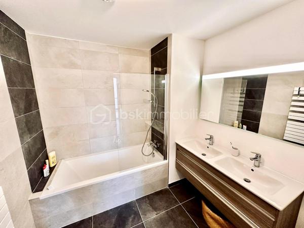 EXCLUSIVITÉ — ANNECY APPARTEMENT ATTIQUE DE PRESTIGE AVEC TERRASSE DE 65 M²

Un bien rare et exclusif, situé à ANNECY au dernier étage, offrant des prestations haut de gamme, une luminosité exceptionnelle et une vue dégagée sur les toits et les montagnes.

Situé au 5ᵉ et dernier étage avec ascenseur d’une résidence récente construite en 2022, cet appartement attique de 70 m² conjugue élégance, confort et intimité.

Dès l’entrée, vous serez séduit par la qualité des matériaux et des finitions, les volumes harmonieux et la luminosité naturelle qui caractérisent ce bien.

La pièce de vie de 33 m² réunit une cuisine ouverte sur le salon, dans un esprit contemporain et convivial. De grandes baies vitrées dans toutes les pièces ouvrent directement sur une exceptionnelle terrasse de 65 m², véritable prolongement de l’appartement.

L’espace nuit comprend deux chambres de 13,5m2 et de 10,5m2, une salle de bains avec baignoire et des toilettes séparés. Une buanderie ajoute une touche pratique et fonctionnelle à ce bel appartement.

UNE TERRASSE EXCEPTIONNELLE

Véritable atout de cet appartement attique, la terrasse de 65 m² offre un espace extérieur rare et privilégié.

Grâce aux grandes baies vitrées, chaque pièce bénéficie d’un accès direct à l’extérieur et d’une belle ouverture sur la vue dégagée sur les toits et les montagnes.

CALME, LUMINOSITÉ ET DERNIER ÉTAGE

Traversant et baigné de lumière, cet appartement bénéficie d’une atmosphère particulièrement agréable et préservée.

Sa position en dernier étage, son caractère attique et son environnement calme lui confèrent une sensation unique d’intimité et d’espace.

Un garage privatif en sous-sol complète ce bien.

UNE VISITE S’IMPOSE

Vous recherchez un appartement attique rare, élégant et lumineux, bénéficiant d’un extérieur exceptionnel et d’une vue dégagée sur les montagnes ?

Contactez-moi dès aujourd’hui pour obtenir davantage d’informations et organiser une visite privée. Un bien d’exception à découvrir sans tarder.