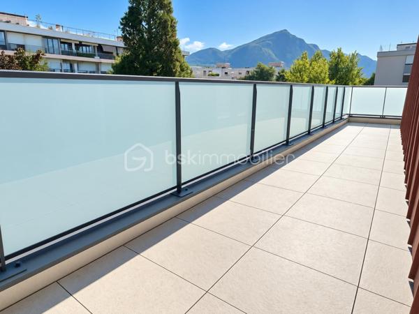 EXCLUSIVITÉ — ANNECY APPARTEMENT ATTIQUE DE PRESTIGE AVEC TERRASSE DE 65 M²

Un bien rare et exclusif, situé à ANNECY au dernier étage, offrant des prestations haut de gamme, une luminosité exceptionnelle et une vue dégagée sur les toits et les montagnes.

Situé au 5ᵉ et dernier étage avec ascenseur d’une résidence récente construite en 2022, cet appartement attique de 70 m² conjugue élégance, confort et intimité.

Dès l’entrée, vous serez séduit par la qualité des matériaux et des finitions, les volumes harmonieux et la luminosité naturelle qui caractérisent ce bien.

La pièce de vie de 33 m² réunit une cuisine ouverte sur le salon, dans un esprit contemporain et convivial. De grandes baies vitrées dans toutes les pièces ouvrent directement sur une exceptionnelle terrasse de 65 m², véritable prolongement de l’appartement.

L’espace nuit comprend deux chambres de 13,5m2 et de 10,5m2, une salle de bains avec baignoire et des toilettes séparés. Une buanderie ajoute une touche pratique et fonctionnelle à ce bel appartement.

UNE TERRASSE EXCEPTIONNELLE

Véritable atout de cet appartement attique, la terrasse de 65 m² offre un espace extérieur rare et privilégié.

Grâce aux grandes baies vitrées, chaque pièce bénéficie d’un accès direct à l’extérieur et d’une belle ouverture sur la vue dégagée sur les toits et les montagnes.

CALME, LUMINOSITÉ ET DERNIER ÉTAGE

Traversant et baigné de lumière, cet appartement bénéficie d’une atmosphère particulièrement agréable et préservée.

Sa position en dernier étage, son caractère attique et son environnement calme lui confèrent une sensation unique d’intimité et d’espace.

Un garage privatif en sous-sol complète ce bien.

UNE VISITE S’IMPOSE

Vous recherchez un appartement attique rare, élégant et lumineux, bénéficiant d’un extérieur exceptionnel et d’une vue dégagée sur les montagnes ?

Contactez-moi dès aujourd’hui pour obtenir davantage d’informations et organiser une visite privée. Un bien d’exception à découvrir sans tarder.