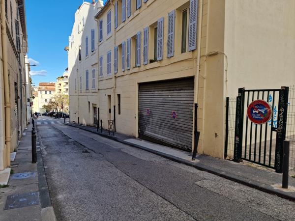 Marseille (13007) RARE À LA VENTE – Garage + Local attenant – 63 m² avec eau et électricité