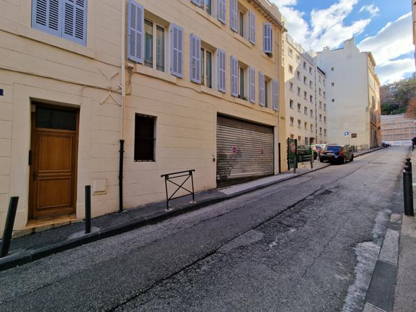 Marseille (13007) RARE À LA VENTE – Garage + Local attenant – 63 m² avec eau et électricité