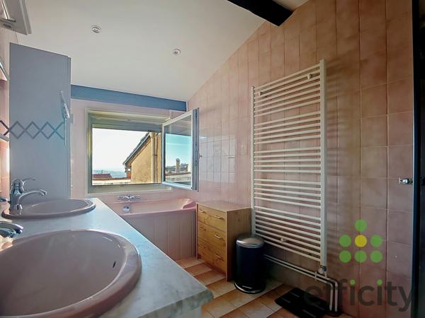 Maison
         5 pièces
        - 129 m² Exclusivité 215 000 € *