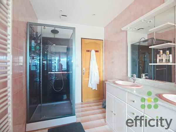 Maison
         5 pièces
        - 129 m² Exclusivité 215 000 € *